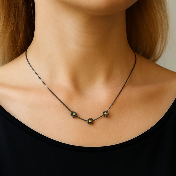 Collier Fleur d'Or — Élégance Discrète et Raffinée